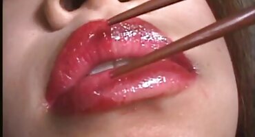 sex địt nhầm mẹ vợ Một cô gái da trắng trang sex hay liếm một Người Da đen không chỉ gà, mà tất cả mọi thứ.